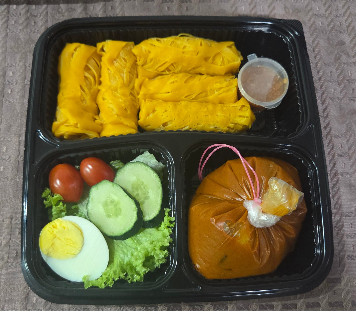 Roti Kirai Bento with Fresh Salad | Chicken Curry